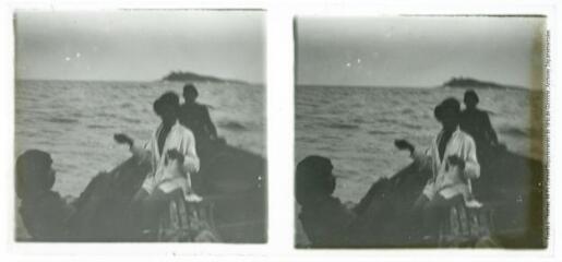 2 vues - 26. Cercle Conakry : en mer. Pêche à la ligne par les pêcheurs Sierra-Léonais de l\'île de Tamara. - 12 mars 1923 (ouvre la visionneuse)