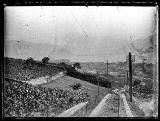 1 vue  - Wengen : ligne de train de chemin de fer de montagne et vue générale. - 30 août 1911. - Photographie (ouvre la visionneuse)