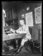 1 vue  - Portrait du capitaine pharmacien Mauran dans son intérieur, assis à une table. - [entre 1890 et 1920]. - Photographie (ouvre la visionneuse)