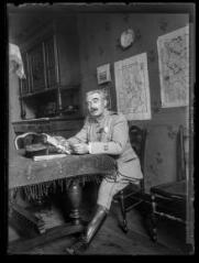 1 vue  - Portrait du capitaine pharmacien Mauran dans son intérieur, assis à une table. - [entre 1890 et 1920]. - Photographie (ouvre la visionneuse)