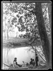 1 vue  - Groupe de cinq personnes (deux femmes, trois hommes) sur une barque près de la berge. - [entre 1890 et 1920]. - Photographie (ouvre la visionneuse)
