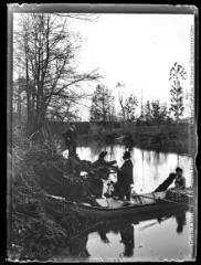 1 vue  - Groupe de quatre personnes au bord de l?eau (trois sont sur une barque). - [entre 1890 et 1920]. - Photographie (ouvre la visionneuse)