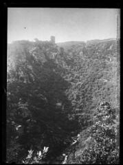 1 vue  - Malamort, près Durfort et tour de Roquefort. - 1903. - Photographie (ouvre la visionneuse)