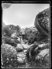 1 vue  - Un homme sur un chemin, au milieu des rochers du Sidobre. - 1903. - Photographie (ouvre la visionneuse)