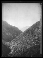 1 vue  - Vallée de Malamort. - 1903. - Photographie (ouvre la visionneuse)