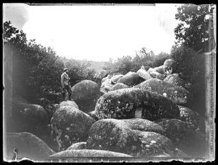 1 vue  - Chaos du Sidobre : un homme sur un rocher. - 1903. - Photographie (ouvre la visionneuse)
