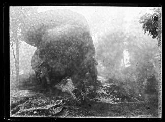 1 vue  - Un homme près d\'un gros rocher du Sidobre. - 1903. - Photographie (ouvre la visionneuse)