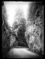 1 vue  - Route dans une gorge (vallée et gorges de l\'Aude ?). - [entre 1890 et 1920]. - Photographie (ouvre la visionneuse)
