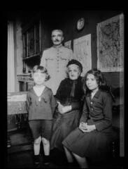 1 vue  - Portrait familial autour de M. Mauran. - [entre 1890 et 1920]. - Photographie (ouvre la visionneuse)