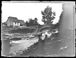 1 vue  - Deux femmes assises au bord d\'une rivière et vieux pont. - [entre 1890 et 1920]. - Photographie (ouvre la visionneuse)