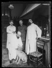 1 vue  - Portrait de groupe (M. Mauran en tenue militaire) dans un laboratoire de l\'hôpital militaire. - [entre 1890 et 1920]. - Photographie (ouvre la visionneuse)