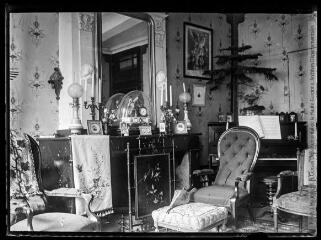 1 vue  - Intérieur de la maison Mauran : fauteuils et cheminée. - [entre 1901 et 1909]. - Photographie (ouvre la visionneuse)