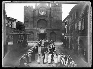 1 vue  - Procession de la Fête-Dieu : départ sur la place devant l\'église. - [entre 1901 et 1909]. - Photographie (ouvre la visionneuse)