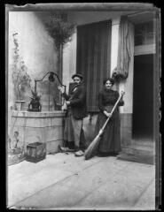 1 vue  - Couple de domestiques de la maison Mauran. - [entre 1901 et 1904]. - Photographie (ouvre la visionneuse)