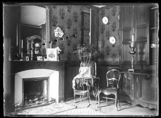 1 vue  - Intérieur de la maison Mauran : coin salon avec cheminée. - [entre 1901 et 1904]. - Photographie (ouvre la visionneuse)