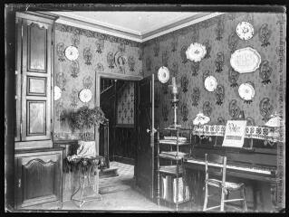 1 vue  - Intérieur de la maison Mauran : coin salon : le piano. - [entre 1901 et 1904]. - Photographie (ouvre la visionneuse)