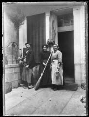 1 vue  - Trois domestiques de la maison Mauran. - [entre 1901 et 1904]. - Photographie (ouvre la visionneuse)