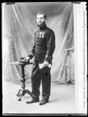 1 vue  - Portrait de M. Charpin, capitaine des troupes coloniales (en uniforme). - [entre 1901 et 1904]. - Photographie (ouvre la visionneuse)