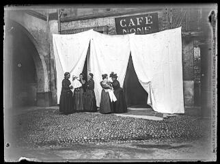 1 vue  - Procession de la Fête-Dieu : groupe de femmes devant le café None. - [entre 1901 et 1909]. - Photographie (ouvre la visionneuse)