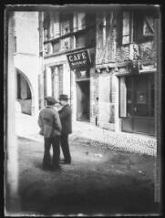 1 vue  - Rue Mages à hauteur du café None. - [entre 1901 et 1909]. - Photographie (ouvre la visionneuse)