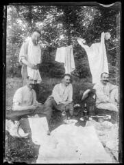 1 vue Montbrun-Bocage : déjeuner sur l'herbe. - [entre 1901 et 1909]. - Photographie