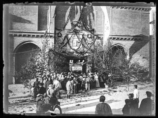 1 vue  - Procession de la Fête-Dieu : la foule sur la place de l\'église à la sortie du dais. - [entre 1901 et 1909]. - Photographie (ouvre la visionneuse)