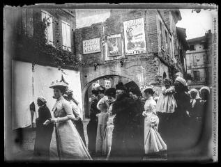 1 vue  - Procession de la Fête-Dieu : cortège des femmes. - [entre 1901 et 1909]. - Photographie (ouvre la visionneuse)