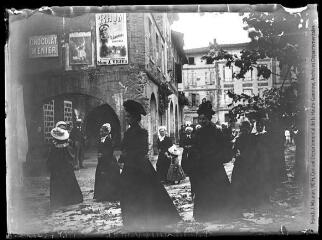 1 vue  - Procession de la Fête-Dieu : cortège des femmes. - [entre 1901 et 1909]. - Photographie (ouvre la visionneuse)