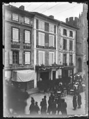 1 vue  - Terrasse du café Feuillerac ou café des deux mondes (soldats en manoeuvre). - 1904. - Photographie (ouvre la visionneuse)
