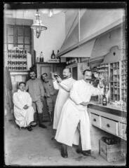1 vue  - Portrait de groupe dans un laboratoire de l\'hôpital militaire. - [entre 1890 et 1920]. - Photographie (ouvre la visionneuse)