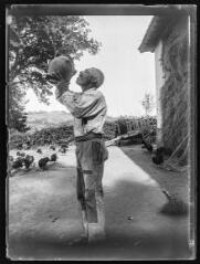 1 vue  - Dans une cour de ferme : un métayer des Mauran se désaltérant (bombonne, pichet). - [entre 1901 et 1909]. - Photographie (ouvre la visionneuse)