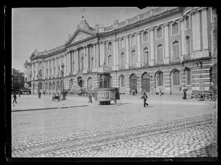 1 vue  - Place et hôtel de ville du Capitole. - [entre 1890 et 1920]. - Photographie (ouvre la visionneuse)