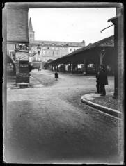 1 vue  - Place du marché côté gauche : halle et clocher. - [entre 1890 et 1920]. - Photographie (ouvre la visionneuse)