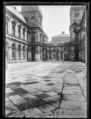 1 vue  - Lyon : Hôtel de Ville : la cour. - 10 juillet 1910. - Photographie (ouvre la visionneuse)