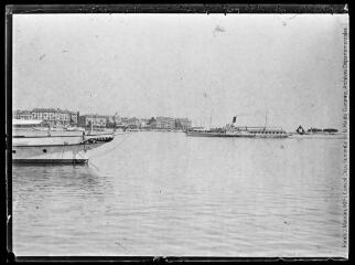 1 vue  - Genève : la rade : le Montreux [bateau]. - 9 juillet 1910. - Photographie (ouvre la visionneuse)