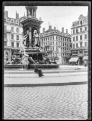 1 vue  - Lyon : fontaine : place des Jacobins. - 10 juillet 1910. - Photographie (ouvre la visionneuse)