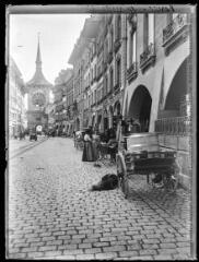 1 vue  - Berne : la Marktgasse et tour de l\'horloge. - 31 août 1911. - Photographie (ouvre la visionneuse)