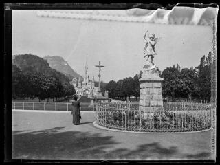 1 vue  - Lourdes : l\'esplanade et la basilique. - 1906. - Photographie (ouvre la visionneuse)