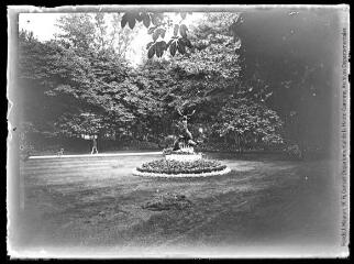 1 vue  - Jardin du Luxembourg : groupe sculpté \'Harde de cerfs\'. - 1900. - Photographie (ouvre la visionneuse)