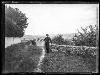 1 vue  - Montcuq : portrait d\'un officier, sur fond de campagne. - mars 1916. - Photographie (ouvre la visionneuse)