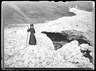 1 vue  - Rose Mauran en randonnée en montagne, sur un névé (secteur de Gavarnie ?). - août 1906. - Photographie (ouvre la visionneuse)