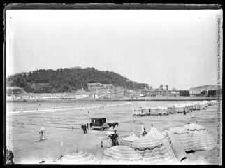 1 vue  - Saint-Sébastien : tentes et cabines de plage (roulottes) sur la plage (baie de la Concha). - 1902. - Photographie (ouvre la visionneuse)