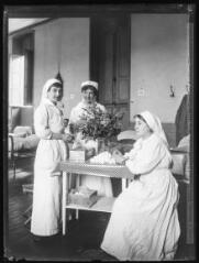 1 vue  - Hôpital temporaire n° 23 : portrait de trois infirmières dans une chambre d\'hôpital. - 1915-1916. - Photographie (ouvre la visionneuse)