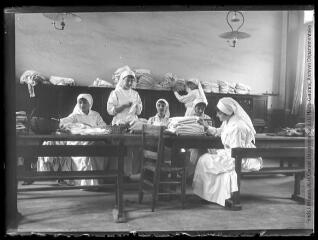 1 vue  - Hôpital temporaire n° 23 : la lingerie. - mars 1916. - Photographie (ouvre la visionneuse)