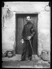 1 vue  - Portrait en pied d\'un militaire en uniforme (283e régiment). - [entre 1890 et 1920]. - Photographie (ouvre la visionneuse)