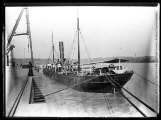 1 vue  - Dans un port : bateau \'Corneille Nantes\', à quai. - 1906. - Photographie (ouvre la visionneuse)