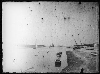 1 vue  - La Rochelle ? Le port ou avant-port de la Pallice. - [entre 1890 et 1920]. - Photographie (ouvre la visionneuse)