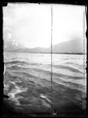 1 vue  - Vue prise d\'un bateau en direction du rivage. - [entre 1890 et 1920]. - Photographie (ouvre la visionneuse)