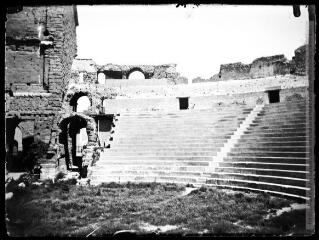 1 vue  - Le théâtre antique (vue partielle). - [entre 1898 et 1903]. - Photographie (ouvre la visionneuse)