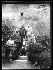 1 vue  - Portrait d\'un groupe dans un escalier en extérieur. - Photographie (ouvre la visionneuse)